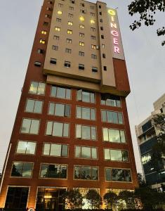 un grand bâtiment avec un panneau sur son côté dans l'établissement Ginger Mumbai, Goregaon, à Mumbai