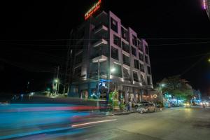 a building on the side of a street at night at Hak Heng Hotel in Krong Poi Pet