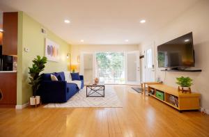 salon z niebieską kanapą i telewizorem w obiekcie Redwood Place in Heart of Silicon Valley w mieście Sunnyvale
