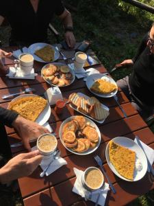 einen Tisch mit Teller mit Lebensmitteln drauf in der Unterkunft Qaldea Resort in Uschguli