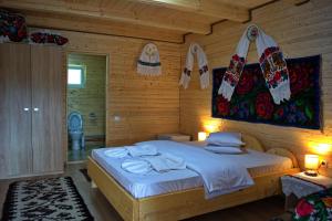 um quarto com uma cama num quarto de madeira em Breb Casa Luca em Breb