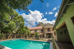 Bazén v ubytování Acacia Guesthouse Klerksdorp nebo v jeho okolí