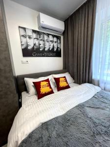 MYFREEDOM Апартаменти Солом'янський район في كييف: غرفة نوم عليها سرير ووسادتين