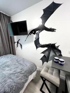sypialnia z czarną ścianą smoka w obiekcie MYFREEDOM Апартаменти Солом'янський район w Kijowie