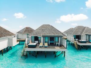 Bazén v ubytování Nova Maldives nebo v jeho okolí