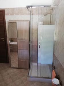 um chuveiro com uma porta de vidro na casa de banho em Appartamento Roma, em Roma