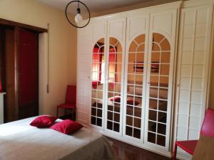 um quarto com uma cama com almofadas vermelhas em Appartamento Roma, em Roma