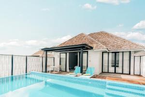 Bazén v ubytování Nova Maldives nebo v jeho okolí