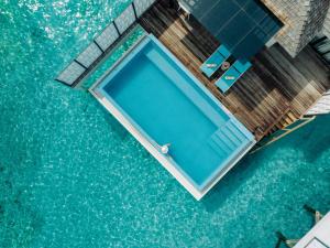 Bazén v ubytování Nova Maldives nebo v jeho okolí