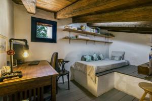 1 dormitorio con 1 cama y escritorio en una habitación en El paller, en Borrassá
