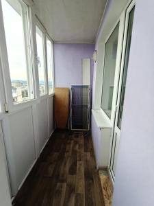 - un couloir avec des fenêtres et une chaise dans la chambre dans l'établissement Гагарина 9, à Kropyvnytsky