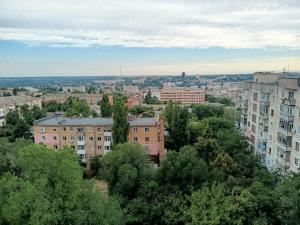 uma vista para uma cidade com edifícios e árvores em Гагарина 9 em Kropyvnytskyi