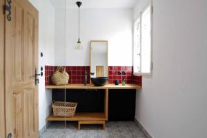 ein Badezimmer mit einem Waschbecken und einem Spiegel auf der Theke in der Unterkunft Ochsenhof in Mainleus