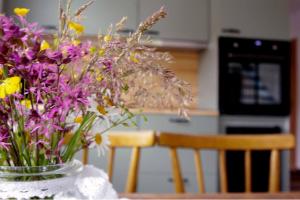 eine Vase voller Blumen auf einem Tisch in der Unterkunft Ochsenhof in Mainleus