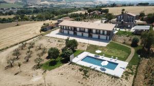 una vista aérea de una casa con piscina en Borgo Fe' en Fermo