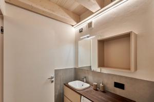 ein Bad mit einem Waschbecken und einem Spiegel in der Unterkunft ApartmentsGarda - Residenza Mercanti in Garda