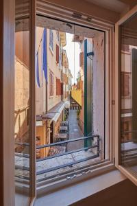 uma janela com vista para uma rua da cidade em ApartmentsGarda - Residenza Mercanti em Garda