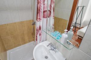 A bathroom at Hostal Nevot Még 37 kép