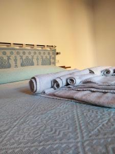 coperta situata su un letto in una stanza di Agriturismo i doni del mandorlo ad Alghero