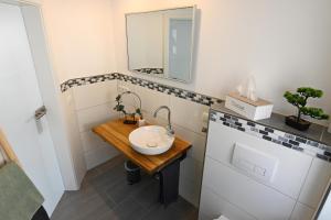 a bathroom with a sink and a mirror at Gästehaus Achenbach in Biedenkopf
