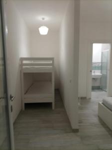 Habitación con pasillo con estante y espejo en Sabbiad'oro, en Santa Maria del Focallo