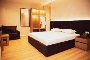 Postel nebo postele na pokoji v ubytování Hotel Continental + 37 fotografií