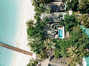 Bazén v ubytování Nova Maldives nebo v jeho okolí