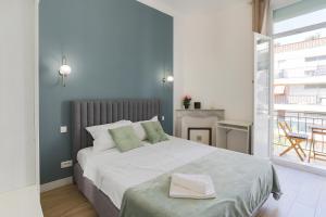 - une chambre avec un grand lit et un balcon dans l'établissement Beautiful 4 beds & 4 baths, 10min from Palais, 4 stars residence, à Cannes