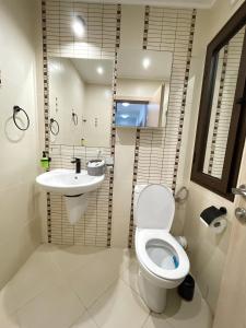 ein Bad mit einem WC und einem Waschbecken in der Unterkunft Green Life Beach Resort Sozopol Two Bedroom Apartment in Sozopol