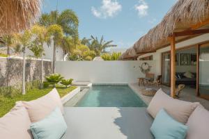 Amber Lombok Beach Resort内部或周边的泳池