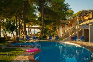Bazén v ubytování Flisvos Seaside Apartments nebo v jeho okolí