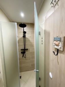 eine ebenerdige Dusche mit einer Glastür im Bad in der Unterkunft Green Life Beach Resort Sozopol Two Bedroom Apartment in Sozopol