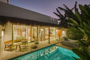 Amber Lombok Beach Resort内部或周边的泳池