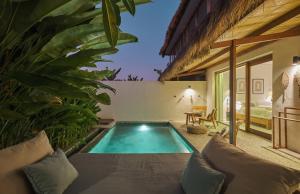 Amber Lombok Beach Resort内部或周边的泳池