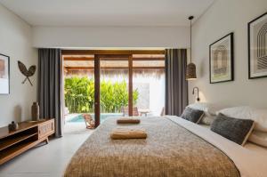 Amber Lombok Beach Resort客房内的一张或多张床位