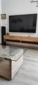 a living room with a tv and a glass coffee table at Excelente Dúplex de Lujo in Murcia