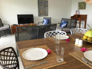 TV a/nebo společenská místnost v ubytování Bougainvillas Seychelles