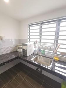 イポーにあるWellson Home Ipoh 56 10px 全新链接式民宿有两间のキッチン(シンク、電子レンジ付)