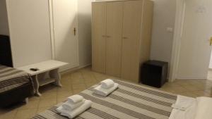 una camera d'albergo con due asciugamani su un letto di Hotel Trieste a Catania