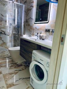 Ένα μπάνιο στο Trijų kambarių apartamentai prie jūros