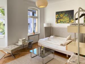 een slaapkamer met een bed en een tafel in een kamer bij WELL Pretty Places - sustainable interior design in the Citycenter in Kassel