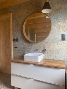 uma casa de banho com um lavatório e um espelho em Złoty Groń log houses & apartments em Istebna