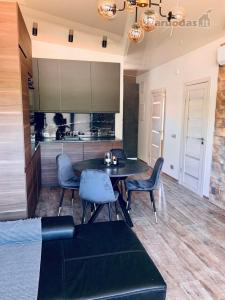 Η κουζίνα ή μικρή κουζίνα στο Trijų kambarių apartamentai prie jūros
