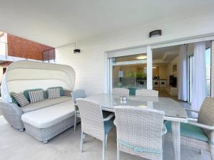 格蘭阿利坎特的住宿－Perfect Getaway Villa，天井配有桌椅和沙发。