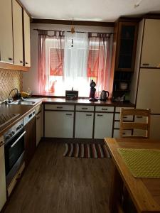 cocina con ventana, fregadero y fogones en Winzerhäuschen Kern, en Fehring 25 fotos más