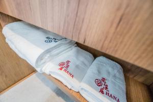 大阪市にあるHANASTAY花渓居 · 園（SONO）の白いタオル2枚(中国人の書き物が棚に書かれている) +100枚の写真