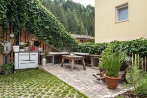 A garden outside Hilber App Sass Rigais