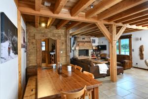 uma sala de estar com uma mesa e um sofá em Vielyterra - Chalet haut de gamme - Domaine du mont blanc em Saint-Gervais-les-Bains