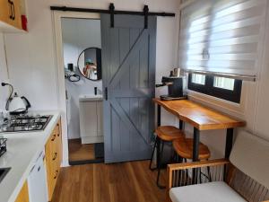 Kuhinja oz. manjša kuhinja v nastanitvi Tiny Home - Redbird