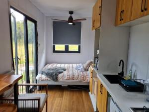 Postelja oz. postelje v sobi nastanitve Tiny Home - Redbird